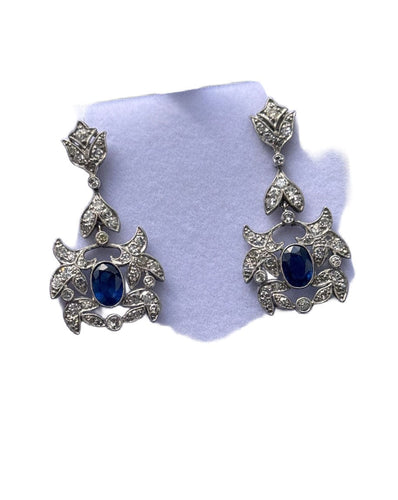 Boucles d'oreilles Boucles d'oreilles de style Art Déco en platine avec diamants et saphirs. 58 Facettes