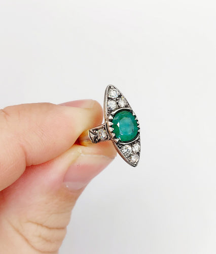 Bague 44 Bague marquise antique or jaune et platine, émeraude et diamants (circa 1920) 58 Facettes A06384