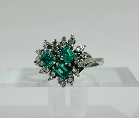 Bague 53 Bague en or blanc avec émeraudes et diamants. 58 Facettes 50233
