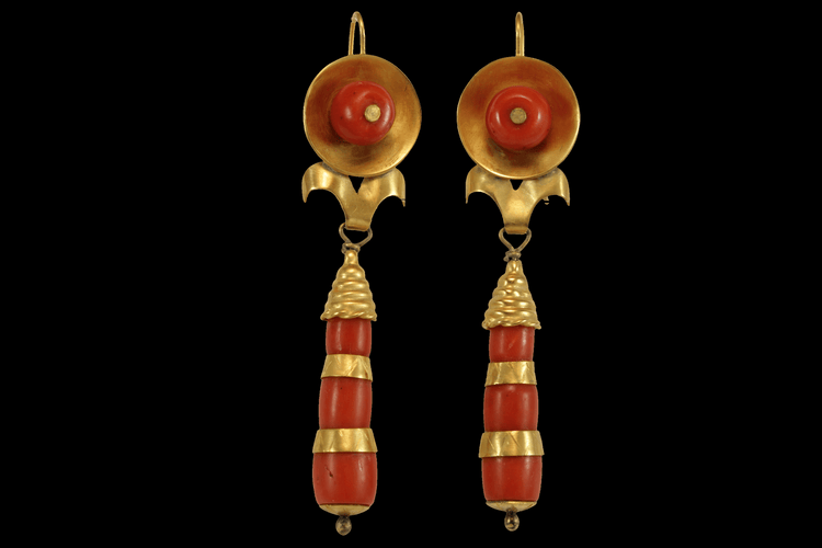 Boucles d'oreilles Boucles d'oreilles antiques en or corail 58 Facettes 7672