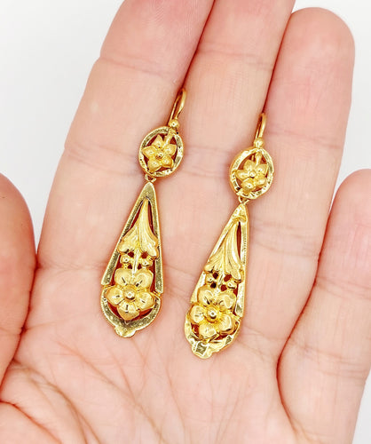 Boucles d'oreilles Dormeuses antique XXL or jaune fleurs finement ciselés (circa 1900) 58 Facettes A05468
