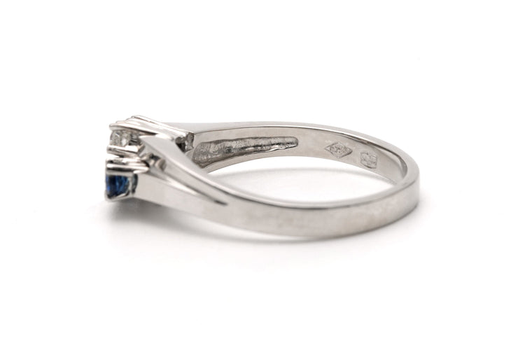 Bague 55 Bague contemporaine sertie en or blanc 18 carats et saphirs diamants 58 Facettes 23335