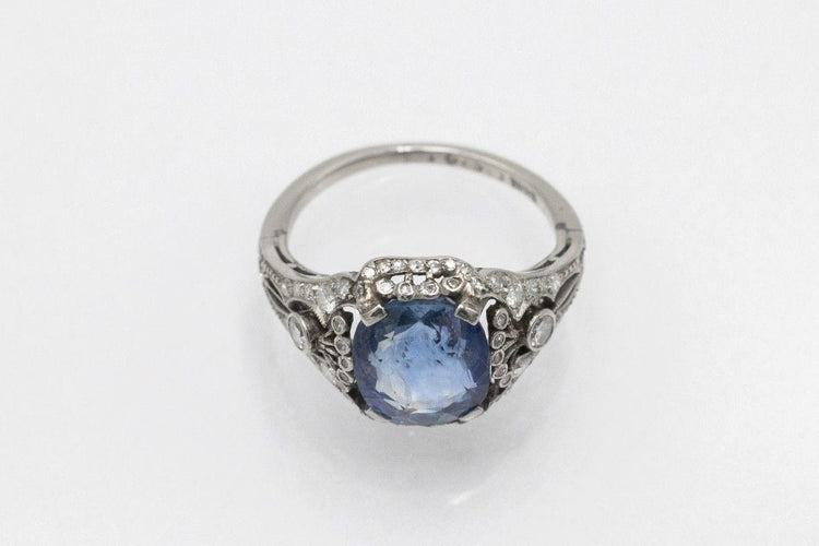 Art Deco platin yüzük, etkileyici safir ve pırlantalarla, 1930'lar. 