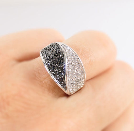 Bague bandeau en or gris, diamants noirs et blancs 58 Facettes