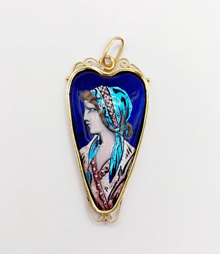 Pendentif Pendentif Art Nouveau Limoges or jaune, plaque émaillée jeune fille (circa 1910) 58 Facettes A06386