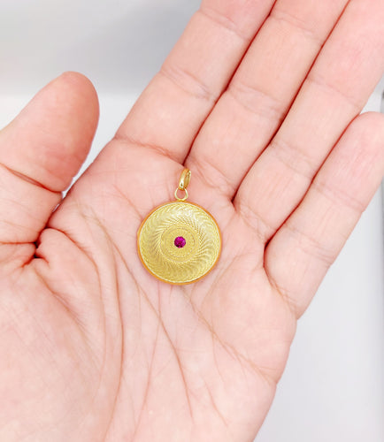 Pendentif Pendentif porte photo antique or rose 18k motif guillochés et rubis 58 Facettes A06150