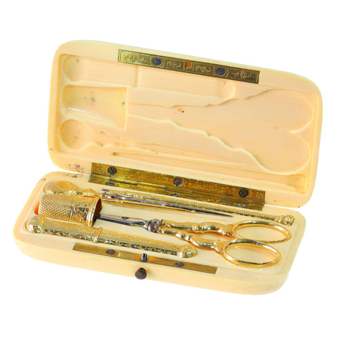 Ylelliset pisteet: ranskalainen kultainen ompelusetti viktoriaaniselta ajalta 