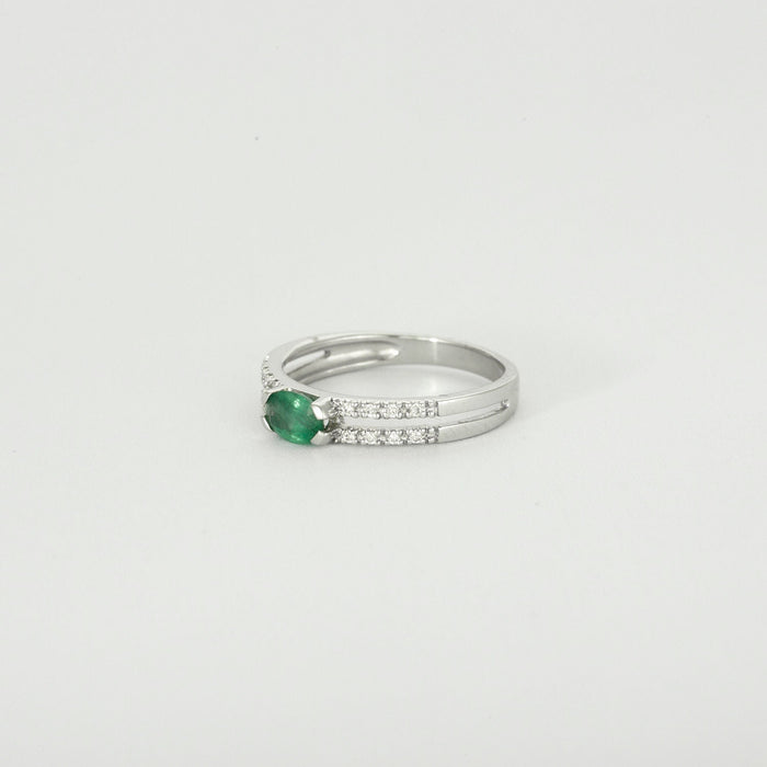 Witgouden ring met smaragd en diamant