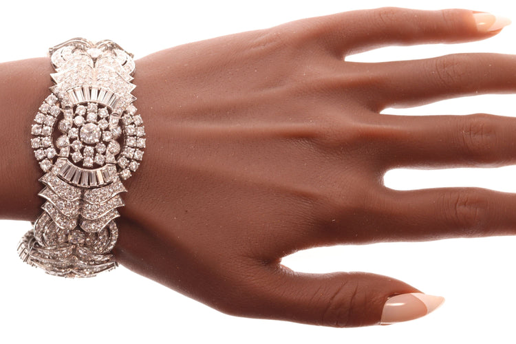 Bracelet Bracelet architectural des années cinquante, serti de diamants et au design sculptural audacieux 58 Facettes 25325-0281