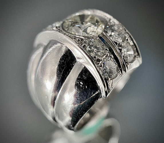 Bague 47 Bague or blanc sertie d'un diamant de 1,12 carats entouré de 1 carat de brillants 58 Facettes