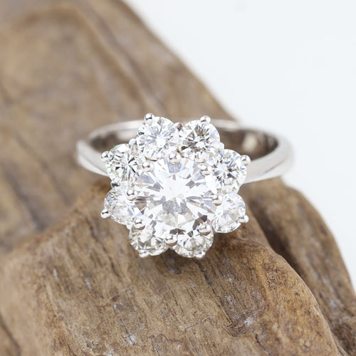 Bague Bague rosette avec diamant central et halo de diamants en or blanc 18 carats 58 Facettes 136043