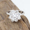 Bague Bague rosette avec diamant central et halo de diamants en or blanc 18 carats 58 Facettes 136043