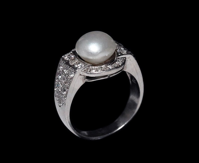 Ring in platinum, diamonds and fine pearl Art Deco
