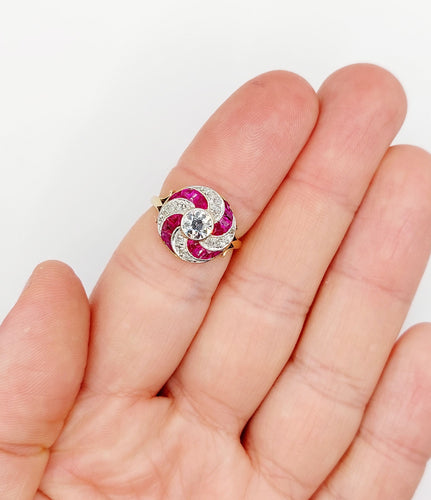 Bague 52.5 Bague cible tourbillon art deco or jaune diamant et rubis calibrés 58 Facettes A04892