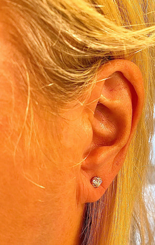 Guldfärgade örhängen med diamanter 