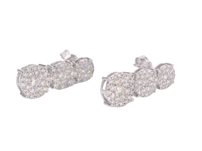 Boucles d'oreilles Boucles d'oreilles en or blanc avec trois chatons de diamants les uns en dessous des autres 58 Facettes 2110