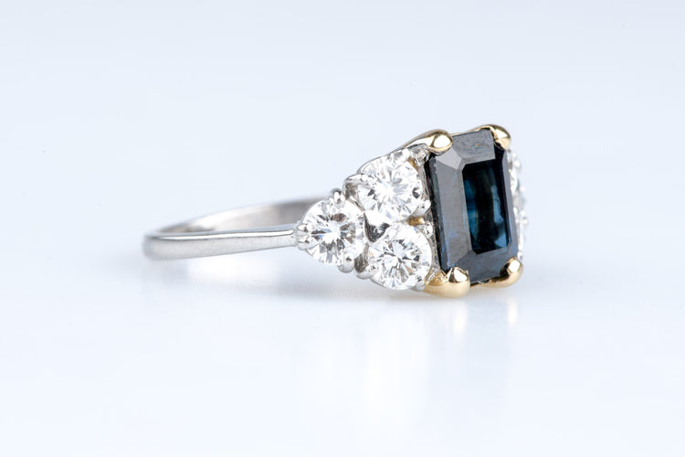 Bague 54 Bague en or blanc, saphir taille émeraude & diamants d’épaules 58 Facettes BG412118-107