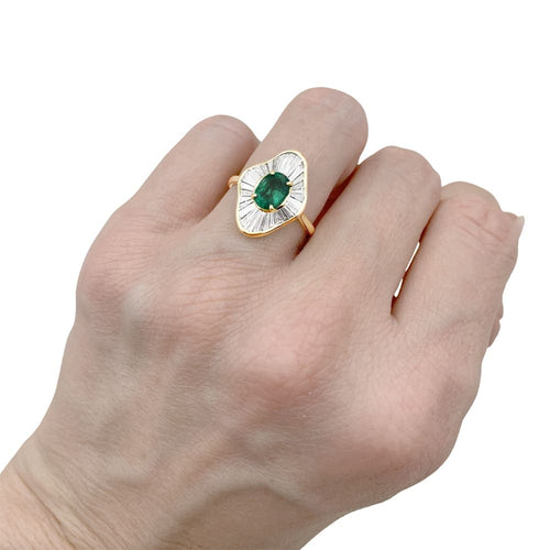 Bague 52 Bague "Jupe", or jaune, diamants, émeraude. 58 Facettes 35221