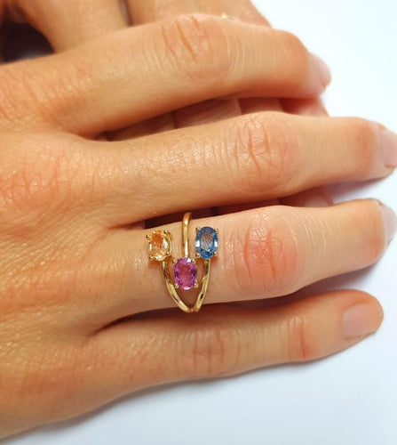 Geelgouden ring met fantasie-saffieren 