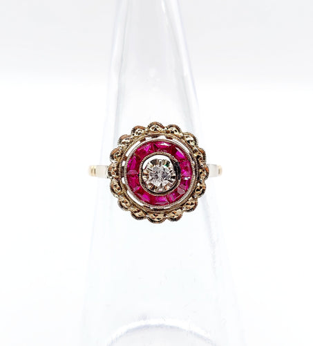 Bague 48 Bague fleur art deco or rose 18k ornée d'un diamant taille brillant entouré de rubis calibrés dans une monture finement travaillée (circa 1920) 58 Facettes A04432