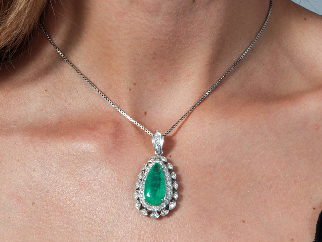 Collier Chaîne Or Gris et Pendentif émeraude de Colombie 11,18 Carats 58 Facettes