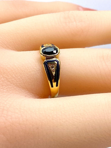 Anel de safira oval e diamantes em ouro amarelo de 18 quilates e esmalte 