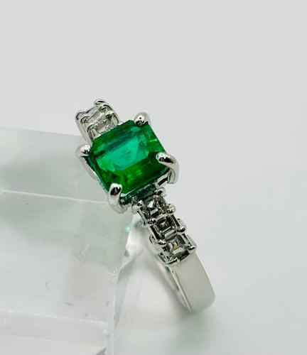 Bague 54 Bague en or blanc avec émeraudes et diamants 58 Facettes 50301