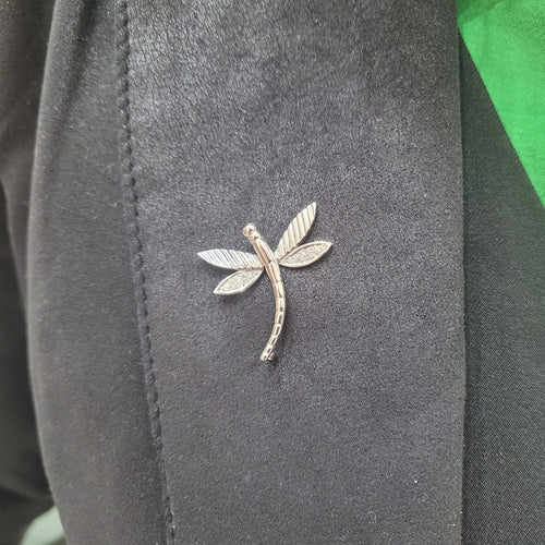 Broche Broche libellule en or blanc 18 carats et diamants 58 Facettes GE41