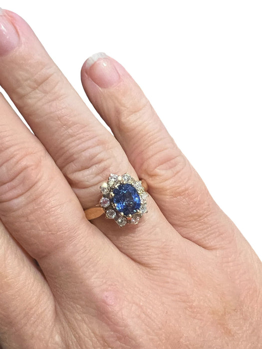 Yellow gold ring with Ceylon sapphire and diamond pavement