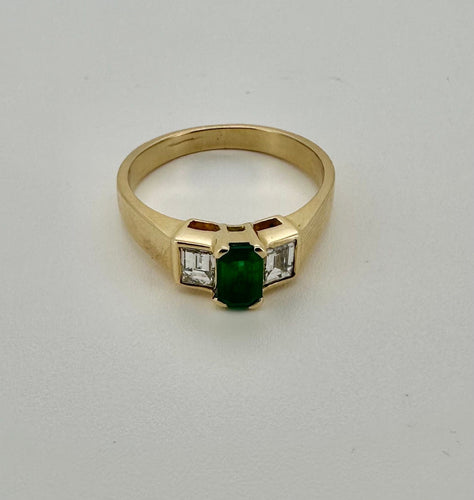 Bague 57 Bague or jaune, émeraude et diamants 58 Facettes