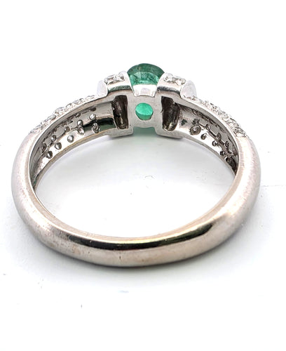 Bague 57 Bague en or blanc avec émeraude et diamants 58 Facettes