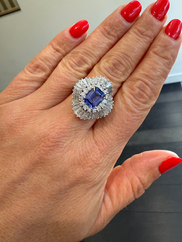 Bague 56 Bague Jupe Or blanc - Tanzanite et Diamants - Année 70 58 Facettes 1.0002595/1
