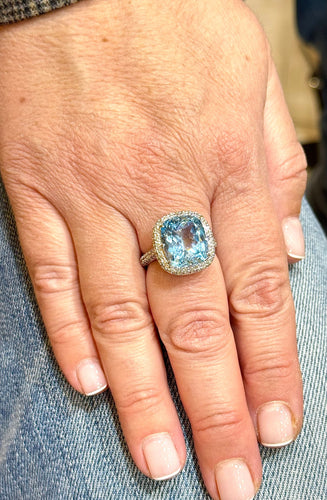 Bague 56 Bague or blanc topaze bleue et diamants 58 Facettes