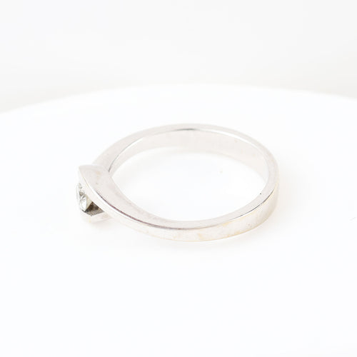 18-carat white gold ring Solitaire with a 0.16-carat diamond. 