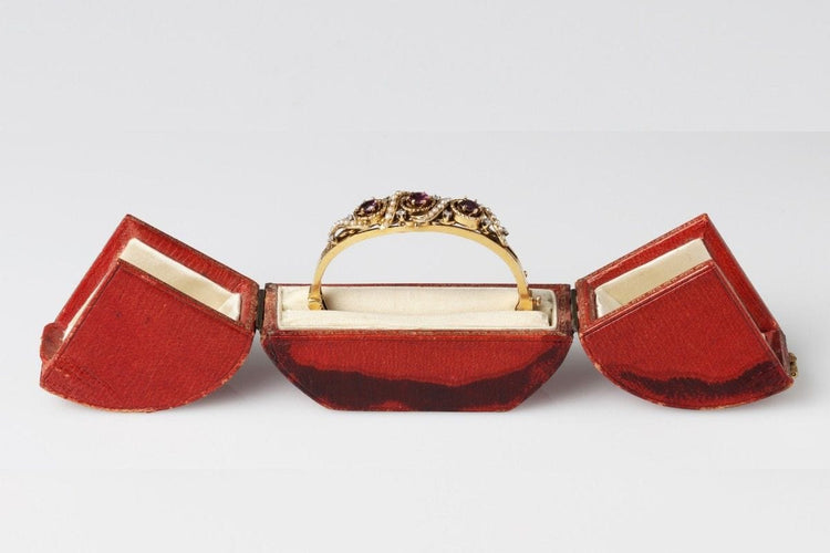 Bracelet Bracelet ancien en or jaune avec rubis, perles naturelles et diamants, Scandinavie, vers 1900 58 Facettes 10673