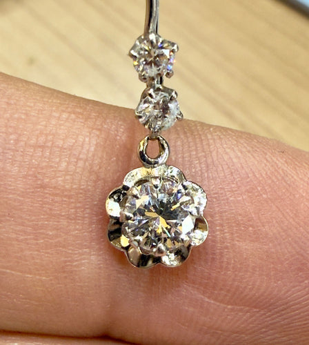 Boucles d'oreilles Dormeuses en or 18 carats et diamants 58 Facettes