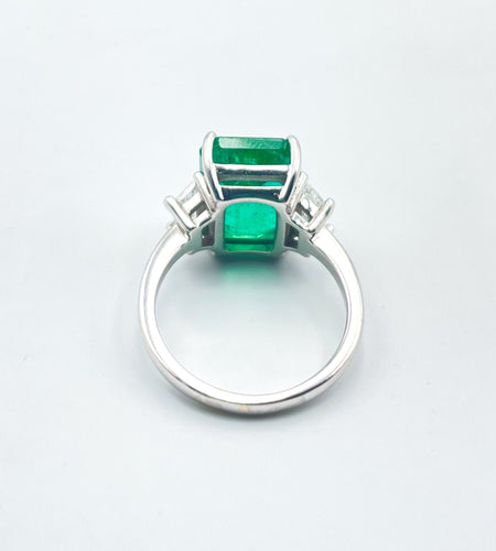 Enestående ring med smaragd og trapezformede diamanter 