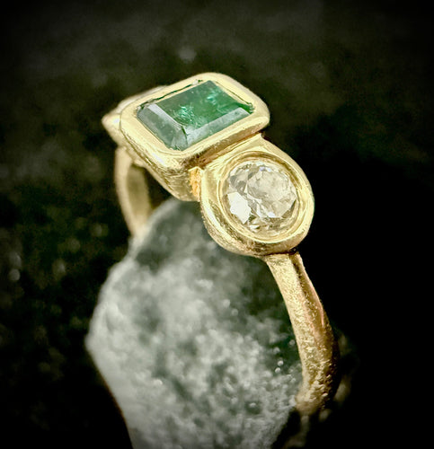 Bague 54 Bague en or jaune sertie d'une émeraude et deux brillants 58 Facettes