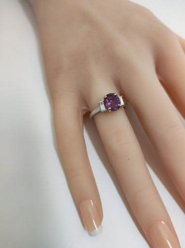 Ovalni safir prsten okružen dijamantima od belog zlata 18k 