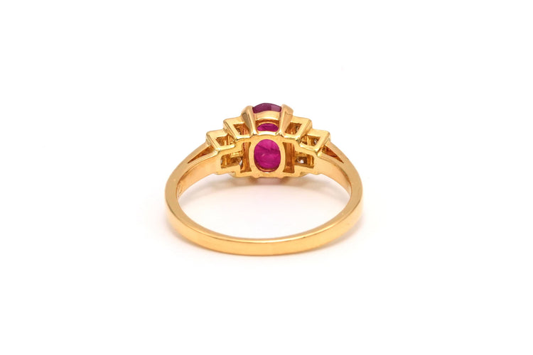 Bague 49 Bague contemporaine en or jaune sertie d'un rubis et de diamants 58 Facettes 22365