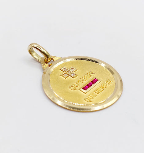 Pendentif AUGIS - Pendentif médaille d'amour 23mm or jaune et rubis  "+ QU'HIER - QUE DEMAIN" 58 Facettes A06132