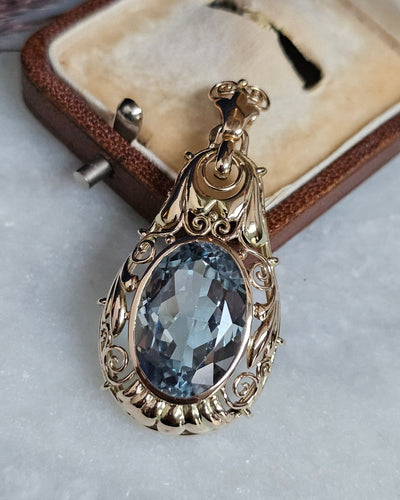 Pendentif Pendentif style néo-victorien en or jaune 14 carats et spinelle bleu 58 Facettes 511