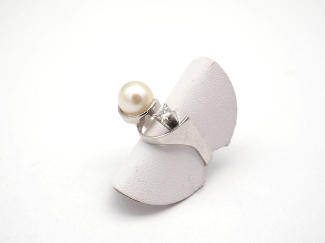 Bague 49 Bague en or blanc 750 mil diamants et perle 58 Facettes