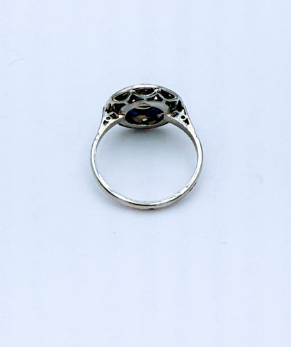 Okrągły pierścionek Art Deco z białego złota i Platyna wysadzany diamentami i szafirami 