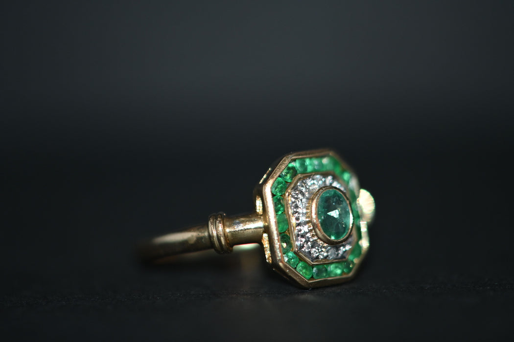 Gouden smaragd en diamanten ring