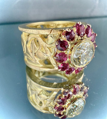 Anel de ouro amarelo cravejado com um diamante de 1,50 quilates