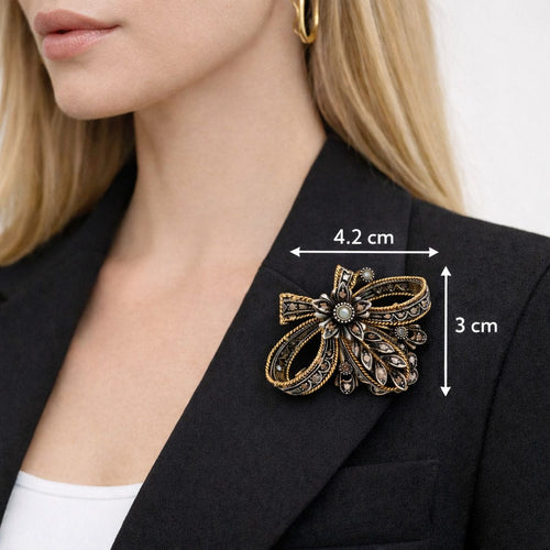 Broche Broche au design vintage, en or jaune, argent et diamants. 58 Facettes 50143