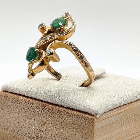 Bague 52 Bague Toi & Moi en or jaune ornée de deux émeraudes et torsadée de diamants 58 Facettes
