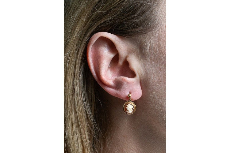 Bague 53 Parure ancienne en or, bague et boucles d'oreilles avec camée, Suède. 58 Facettes 10938