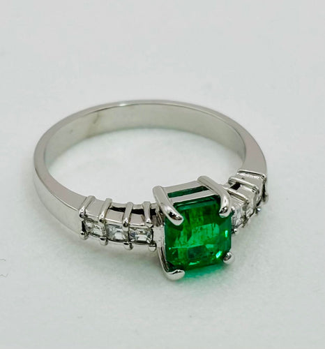 Bague 54 Bague en or blanc avec émeraudes et diamants 58 Facettes 50301